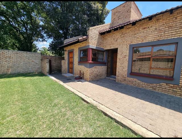2 BEDROOM TOWNHOUSE TO LET IN VANDERBIJLPARK SW 5